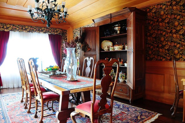 O interior do hotel - uma mansão em estilo normando - é decorado com móveis clássicos