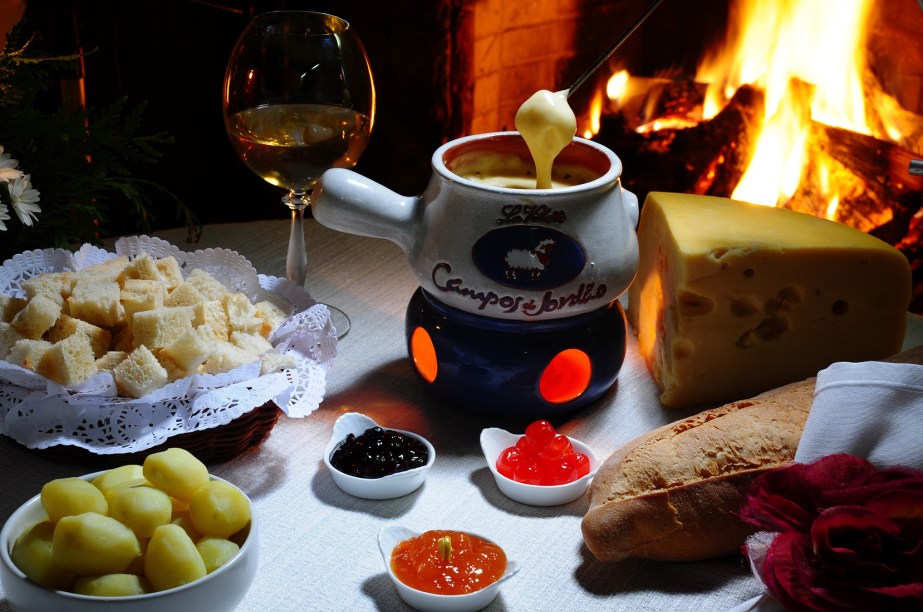 Fondue de queijo do Le Foyer Restaurante, da pousada Chatteau La Villette, em Campos do Jordão, São Paulo. O restaurante e a pousada são recomendados pelo GUIA QUATRO RODAS