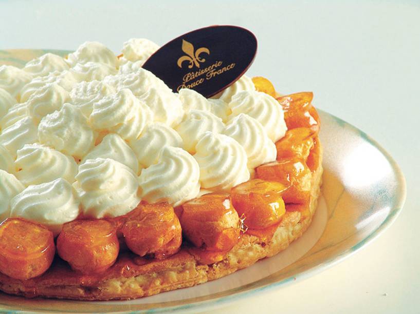 Uma das receitas tradicionais da casa é o bolo Saint-honoré, com base de massa folhada crocante, carolinas carameladas e recheadas de creme de baunilha e cobertura de chantilly