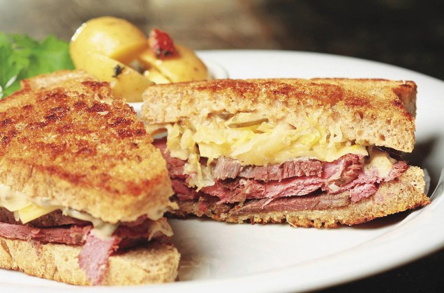 O Sanduíche New York Reuben, do Missouri Gourmet Deli, vem com recheio de queijo suiço, molho rosê e chucrute, dentro de um pão de centeio