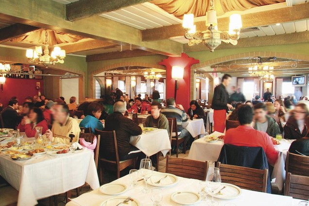 Ambiente do restaurante Madalosso, que comporta quase cinco mil pessoas e serve rodízio italiano