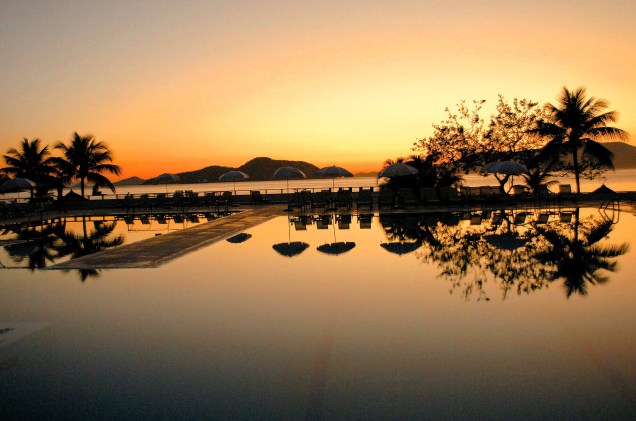 Vista do pôr do sol na piscina do Club Med Rio das Pedras
