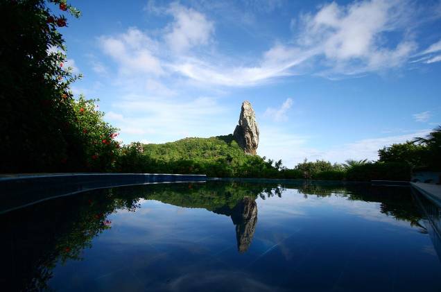 A vista da piscina com borda infinita garante belos cliques do Morro do Pico, ao fundo