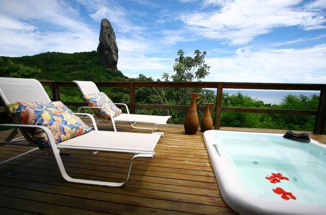 A banheira na varanda do bangalô especial da pousada Zé Maria tem vista para o Morro do Pico, e uma vegetação rasteira garante privacidade dos hóspedes