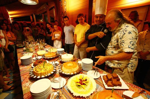 O dono da pousada, Zé Maria (à direita), apresenta os pratos do Festival Gastronômico - que ele realiza às quartas e sábados