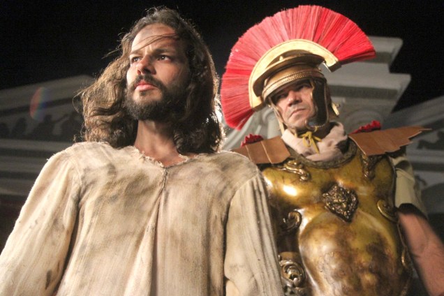 O ator José Barbosa (à esq.) interpreta Jesus no espetáculo Paixão de Cristo, em Nova Jerusalém, Pernambuco