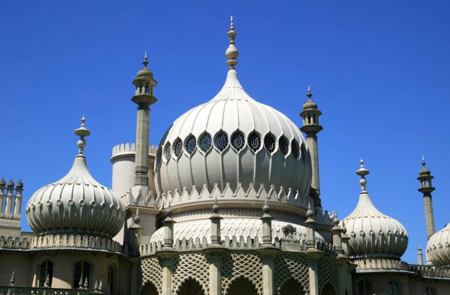 O Palácio Royal Pavilion foi construído no final do século 18, em Brighton, como um local de retiro e tratamento para os males da saúde do príncipe de Gales, o futuro rei George IV O Palácio Royal Pavilion foi construído no final do século 18, em Brighton, como um local de retiro e tratamento para os males da saúde do príncipe de Gales, o futuro rei George IV