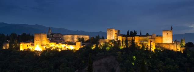 Último bastião da resistência árabe na Espanha, o Palácio de Alhambra é hoje reconhecido como patrimônio da humanidade