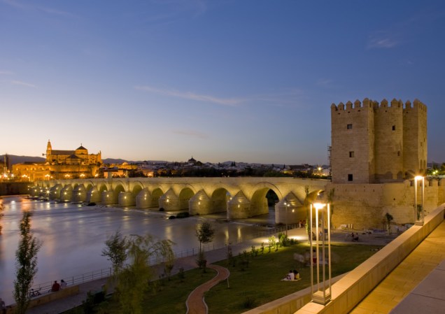 Ponte romana sobre o rio Guadalquivir e, à esquerda, a Grande Mesquita de Córdoba