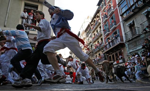 Entre 6 e 14 de Julho acontece a festa de Los Sanfermines em que touros são soltos nas ruas de Pamplona e correm atrás de homens com lenços vermelhos