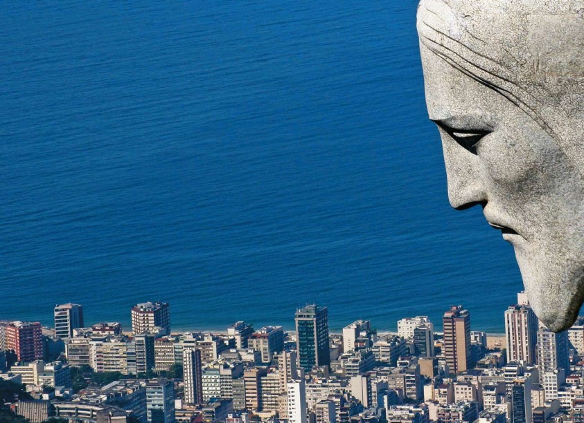 <strong>1. <a href="https://viajeaqui.abril.com.br/estabelecimentos/br-rj-rio-de-janeiro-atracao-cristo-redentor-corcovado" rel="Cristo Redentor" target="_blank">Cristo Redentor</a></strong>    Feito de pedra sabão, a estátua abraça o Rio e é como um cartão de boas-vindas aos turistas; durante a visita, tire duas fotos clássicas: uma aos pés do Cristo e outra com o Pão de Açúcar ao fundo
