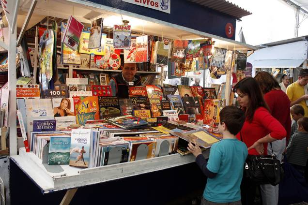 A Feira do Livro, que acontece desde 1955 no centro de Porto Alegre, no Rio Grande do Sul, é uma boa oportunidade para comprar livros com descontos e encontrar raridades