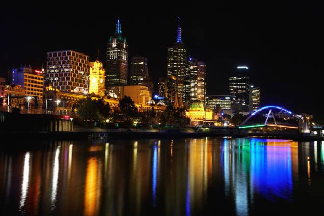 A cidade de <a href="https://viajeaqui.abril.com.br/cidades/australia-melbourne" rel="Melbourne" target="_blank"><strong>Melbourne</strong></a> já foi eleita três vezes, pela revista The Economist, como a melhor cidade para se morar e, no levantamento, alcançou 95 pontos no quesito qualidade de vida. A cidade tem pouco mais de quatro milhões de habitantes e aproximadamente 62.400 estudantes estrangeiros.<br /> <br /> Além do clima favorável, as perspectivas de emprego em Melbourne são atraentes, 84 pontos de 100 de acordo com a QS.<br /> <br /> (Na foto, o rio Yarra) A cidade de <a href="https://viajeaqui.abril.com.br/cidades/australia-melbourne" rel="Melbourne" target="_blank"><strong>Melbourne</strong></a> já foi eleita três vezes, pela revista The Economist, como a melhor cidade para se morar e, no levantamento, alcançou 95 pontos no quesito qualidade de vida. A cidade tem pouco mais de quatro milhões de habitantes e aproximadamente 62.400 estudantes estrangeiros.<br /> <br /> Além do clima favorável, as perspectivas de emprego em Melbourne são atraentes, 84 pontos de 100 de acordo com a QS.<br /> <br /> (Na foto, o rio Yarra)