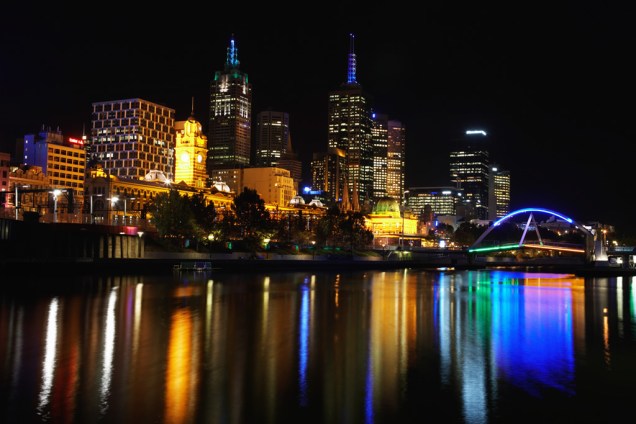 A cidade de <a href="https://viajeaqui.abril.com.br/cidades/australia-melbourne" rel="Melbourne" target="_blank"><strong>Melbourne</strong></a> já foi eleita três vezes, pela revista The Economist, como a melhor cidade para se morar e, no levantamento, alcançou 95 pontos no quesito qualidade de vida. A cidade tem pouco mais de quatro milhões de habitantes e aproximadamente 62.400 estudantes estrangeiros.<br />  <br />  Além do clima favorável, as perspectivas de emprego em Melbourne são atraentes, 84 pontos de 100 de acordo com a QS.<br />  <br />  (Na foto, o rio Yarra)