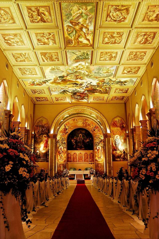 A Igreja São Pelegrino tem pinturas da Via Sacra feitas pelo artista italiano Aldo Locatelli A Igreja São Pelegrino tem pinturas da Via Sacra feitas pelo artista italiano Aldo Locatelli