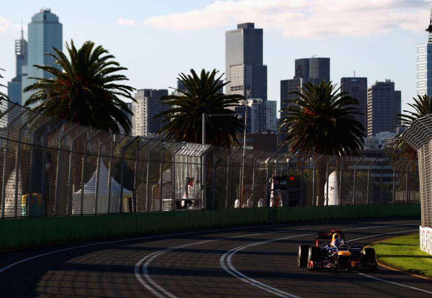 Atual campeão da Fórmula 1, o alemão Sebastian Vettel, da Red Bull Racing, desfila sua carro pelo circuito de Albert Park, em <a href="https://viajeaqui.abril.com.br/cidades/australia-melbourne" rel="Melbourne" target="_blank">Melbourne</a>, na <a href="https://viajeaqui.abril.com.br/paises/australia" rel="Austrália" target="_blank">Austrália</a>