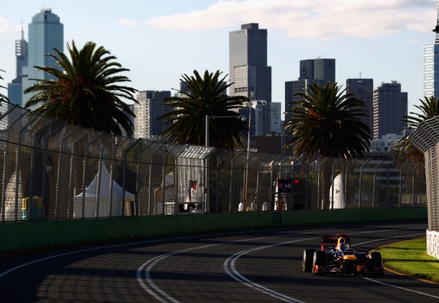 Atual campeão da Fórmula 1, o alemão Sebastian Vettel, da Red Bull Racing, desfila sua carro pelo circuito de Albert Park, em <a href="https://viajeaqui.abril.com.br/cidades/australia-melbourne" rel="Melbourne" target="_blank">Melbourne</a>, na <a href="https://viajeaqui.abril.com.br/paises/australia" rel="Austrália" target="_blank">Austrália</a>