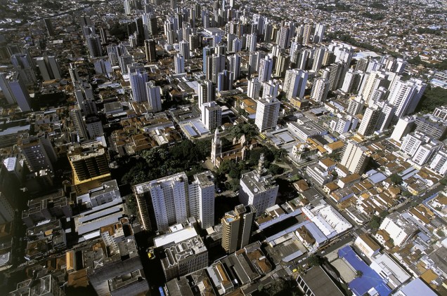 Jovens das cidades próximas vão para Ribeirão para curtir uma das maiores micaretas do país, o Carnabeirão