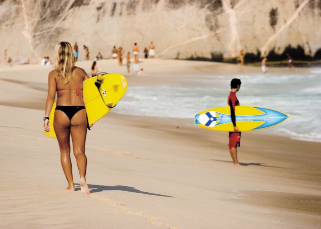 Surfistas na Praia Itacoatiara, a mais bonita da cidade
