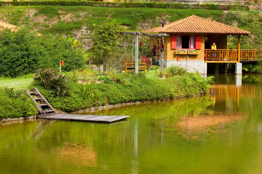 No hotel Parador Lumiar, os chalés ficam na beira de um lago