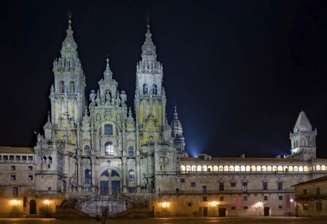 A Catedral de Santiago de Compostela foi construída no século 12 sob as ordens de Afonso II ao saber que os restos mortais supostamente do Apóstolo Tiago estariam enterrados na cidade