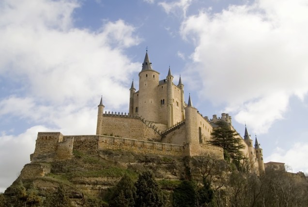 Construído no século 12, o Alcázar de Segóvia serviu de inspiração para Walt Disney desenhar o castelo da Bela Adormecida