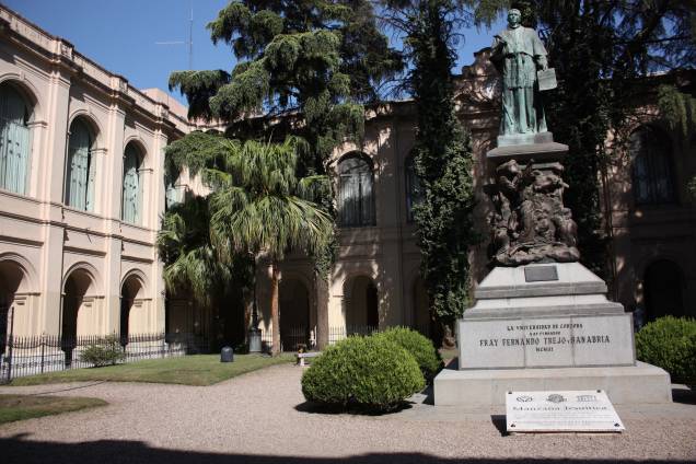 Fundada em 1622, a Universidade Nacional de Córdoba foi a primeira da Argentina. Hoje, Córdoba se transformou em uma cidade universitária onde vivem mais de 100 mil estudantes