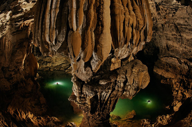 Foto publicada na revista NATIONAL GEOGRAPHIC BRASIL de abril de 2011, na reportagem Caverna sem fim. Uma coluna gigante, recamada de um lençol de carbonato de cálcio, avulta sobre os exploradores que nadam nas profundezas de Hang Ken, uma das 20 novas cavernas descobertas nos últimos anos do Vietnã