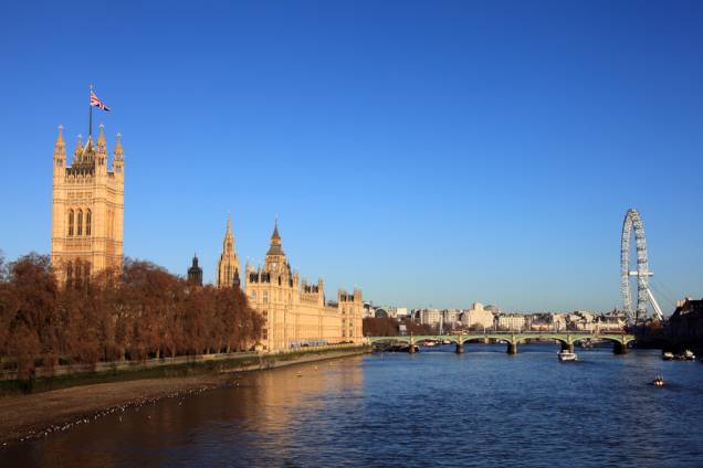 Vista do Rio Tâmisa, com o Palácio Westminster à esquerda e o London Eye, à direita