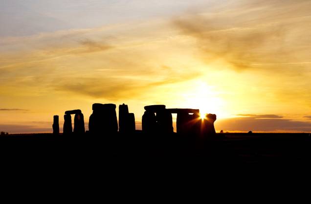 As misteriosas formações de Stonehenge. Estudos recentes indicam que o sítio já era utilizado há, pelo menos, 5000 anos, mas pouco se sabe sobre sua finalidade