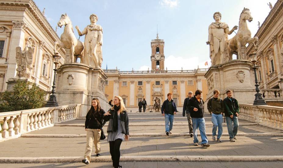 6.º lugar: <a href="https://viajeaqui.abril.com.br/cidades/italia-roma" rel="Roma" target="_blank"><strong>Roma</strong></a>,<strong> Itália</strong><br />  Piazza del Campidoglio, uma das tantas belezas a serem exploradas na capital italiana, destino ideal para amantes de arte e cultura, história e arquitetura, cinema e gastronomia... A "Cidade Eterna" no coração do mundo.<br />