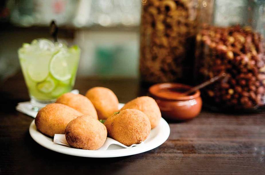 Coxinhas e caipirinha do bar Veloso, na Vila Mariana.