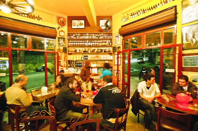 Ambiente do bar e restaurante Empório Sagarana, na Vila Romana.