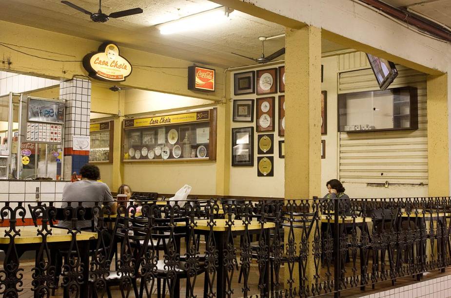 Entre os campeões de pedidos do tradicional boteco mineiro, está o mexido doido chapado - são quatro tipos de carne, com arroz e azeite