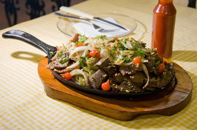 Fígado com jiló e carne, prato do bar e restaurante Casa Cheia