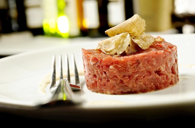 Entre os pratos do cardápio do italiano Piselli, está o filé-mignon cru, picado na faca