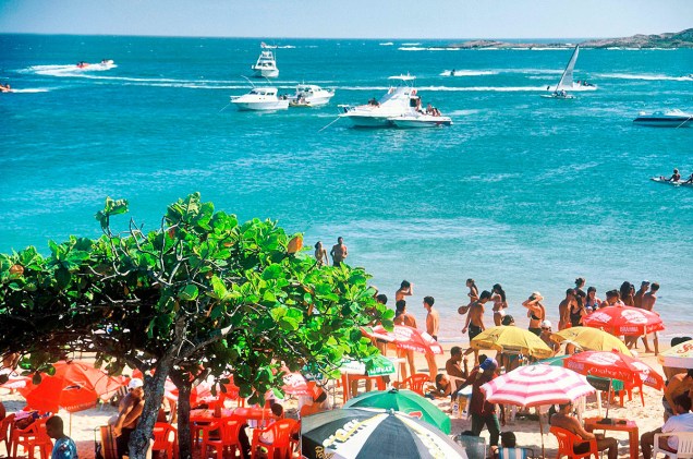 Entre as atrações da Praia Bacutia, estão os clubes de praia - o canto esquerdo recebe a música eletrônica do QG da Pan. À noite, a festa é no S Dinning Club, que abre o ano inteiro