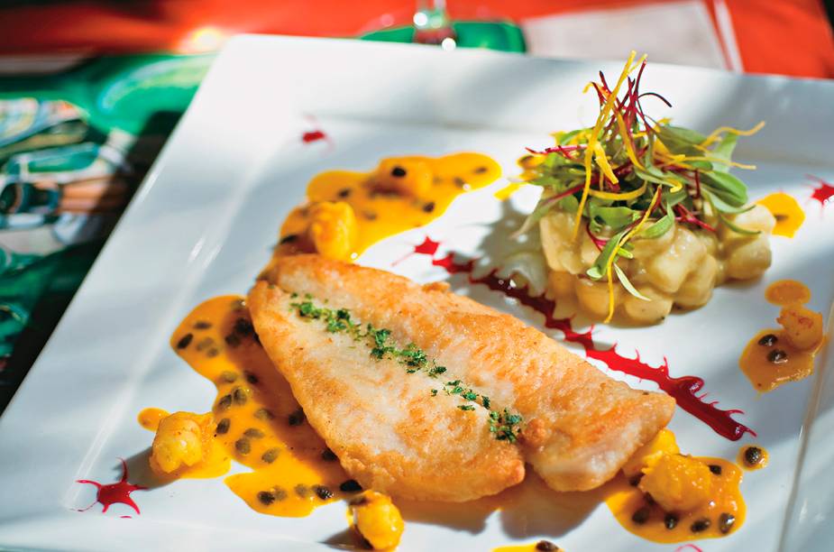 Estufado de javali com azeitona seca e semente de zimbro, polenta mole e fava verde, do restaurante Vecchio Sogno.
