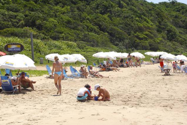 Muito frequentada por turistas, a Praia dos Amores tem mar agitado e orla repleta de bares e quiosques