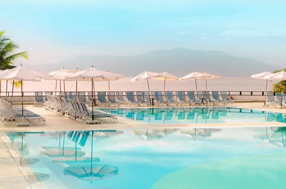 Piscina do hotel resort Club Med Village Rio das Pedras na Baía de Angra Piscina do hotel resort Club Med Village Rio das Pedras na Baía de Angra