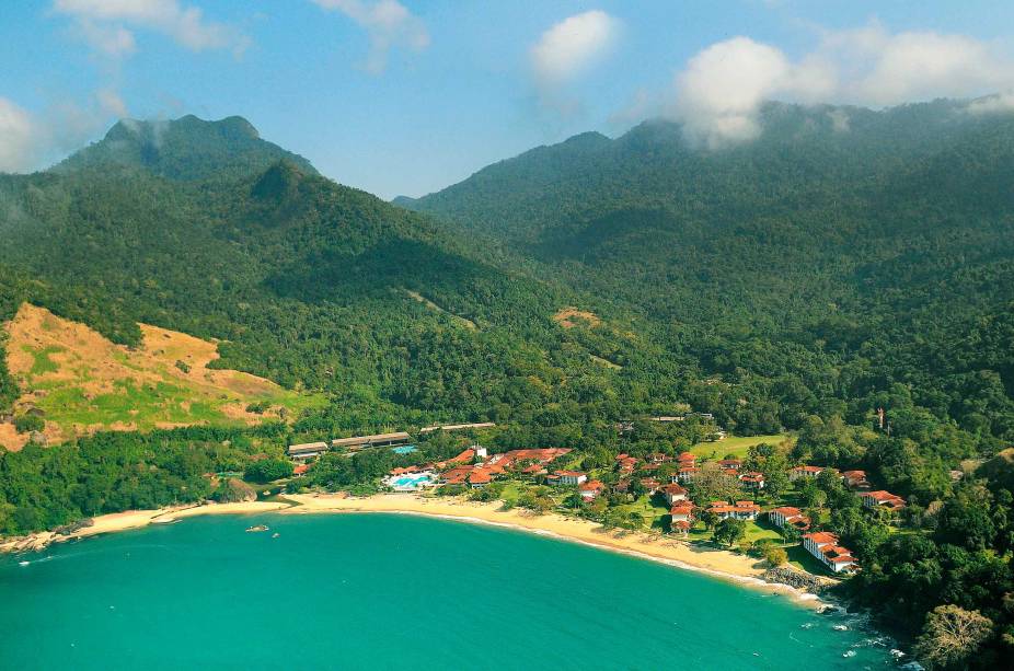 Vista aérea do hotel resort Club Med Village Rio das Pedras, na Baía de Angra. Vista aérea do hotel resort Club Med Village Rio das Pedras, na Baía de Angra.