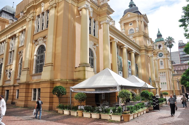 <strong>21. <a href="https://viajeaqui.abril.com.br/estabelecimentos/br-rs-porto-alegre-atracao-de-arte-do-rio-grande-do-sul-margs" rel="Museu de Arte do Rio Grande do Sul" target="_self">Museu de Arte do Rio Grande do Sul</a>, <a href="https://viajeaqui.abril.com.br/cidades/br-rs-porto-alegre" rel="Porto Alegre" target="_self">Porto Alegre</a>, <a href="https://viajeaqui.abril.com.br/estados/br-rio-grande-do-sul" rel="RS" target="_self">RS</a></strong> O prédio da antiga Delegacia Fiscal abriga obras de artistas como Cândido Portinari e Di Cavalcanti em seu acervo. As peças são trocadas durante o ano de acordo com a curadoria do museu. Além das salas de exposições, há uma lojinha, um café e um bistrô <strong>21. <a href="https://viajeaqui.abril.com.br/estabelecimentos/br-rs-porto-alegre-atracao-de-arte-do-rio-grande-do-sul-margs" rel="Museu de Arte do Rio Grande do Sul" target="_self">Museu de Arte do Rio Grande do Sul</a>, <a href="https://viajeaqui.abril.com.br/cidades/br-rs-porto-alegre" rel="Porto Alegre" target="_self">Porto Alegre</a>, <a href="https://viajeaqui.abril.com.br/estados/br-rio-grande-do-sul" rel="RS" target="_self">RS</a></strong> O prédio da antiga Delegacia Fiscal abriga obras de artistas como Cândido Portinari e Di Cavalcanti em seu acervo. As peças são trocadas durante o ano de acordo com a curadoria do museu. Além das salas de exposições, há uma lojinha, um café e um bistrô