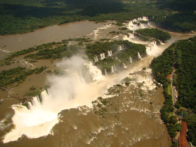 Vista aérea das cataratas em Puerto Iguazú, lado argentino, à esquerda, e Foz do Iguaçu, lado brasileiro, à direita