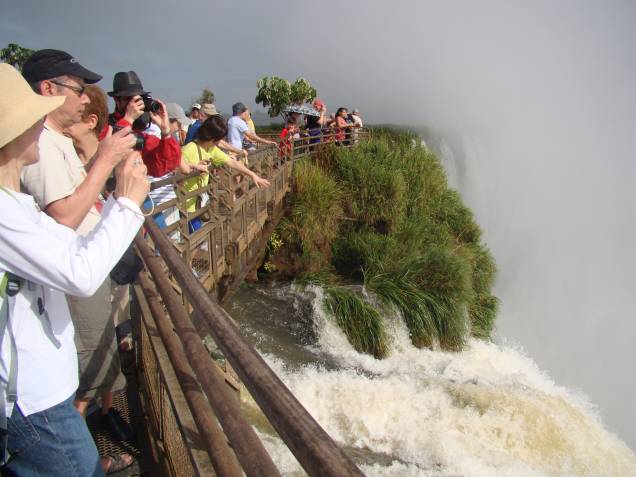 Turistas fotografando a "Garganta do Diabo", no Parque Nacional Iguazú, lado argentino do Parque Nacional do Iguaçu