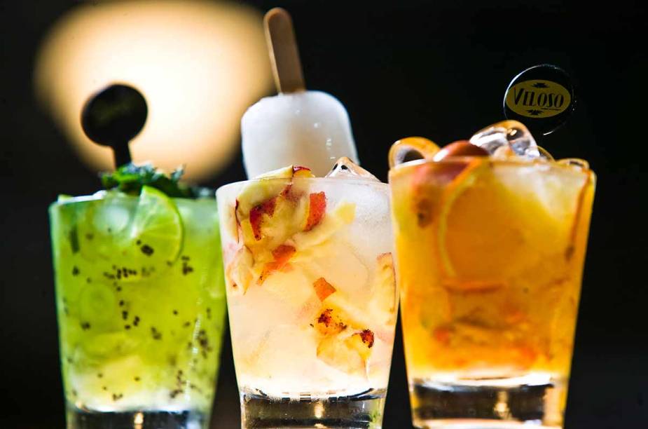 Caipirinha de limão, kiwi e uva, de tangerina e seriguela e de caju com sorvete de limão, do bar do Veloso.