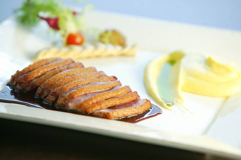 Peito de pato com purê de mandioquinha, prato do restaurante Sal Gastronomia