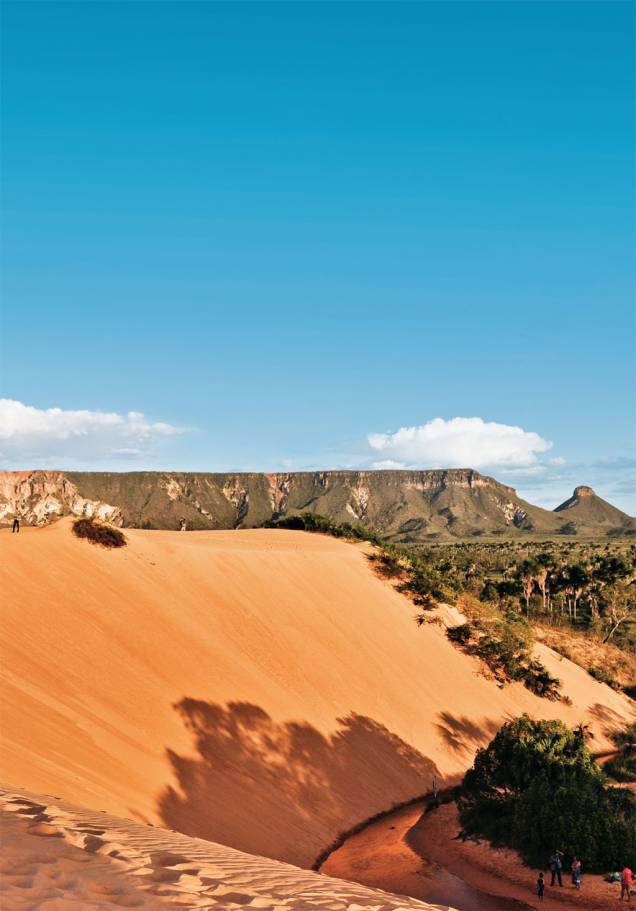 “Nunca imaginei que um deserto pudesse reservar cenários tão magníficos como a <strong>Laguna Blanca</strong>, na Bolívia. O silêncio do lugar impressiona, perfeito para entrar em contato com alguma paz interior.”— <strong>Mauricio Dal Poggetto</strong>, São Caetano do Sul, SP “Nunca imaginei que um deserto pudesse reservar cenários tão magníficos como a <strong>Laguna Blanca</strong>, na Bolívia. O silêncio do lugar impressiona, perfeito para entrar em contato com alguma paz interior.”— <strong>Mauricio Dal Poggetto</strong>, São Caetano do Sul, SP