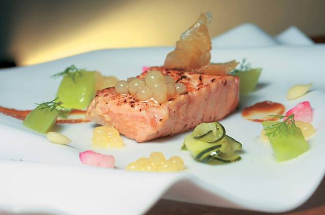 Salmão com missô e conservas asiáticas, prato do restaurante Soeta, que recebeu duas estrelas no Guia Brasil 2014, do GUIA QUATRO RODAS Salmão com missô e conservas asiáticas, prato do restaurante Soeta, que recebeu duas estrelas no Guia Brasil 2014, do GUIA QUATRO RODAS