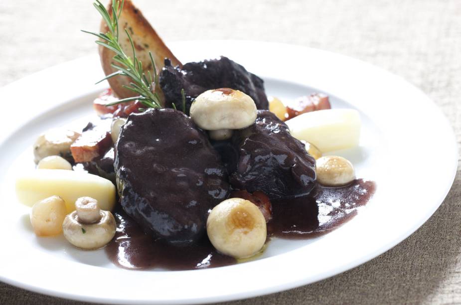 Boeuf Bourguignon, preparado por Emmanuel Bassoleil, chef do restaurante Skye, do Hotel Unique