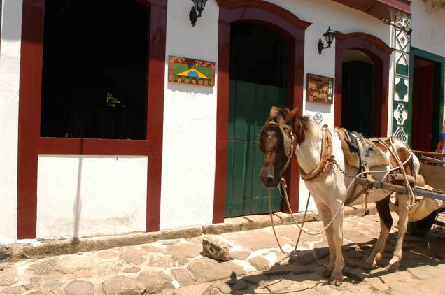Cavalo em frente a Pousada Arte Colonial, no centro histórico Cavalo em frente a Pousada Arte Colonial, no centro histórico